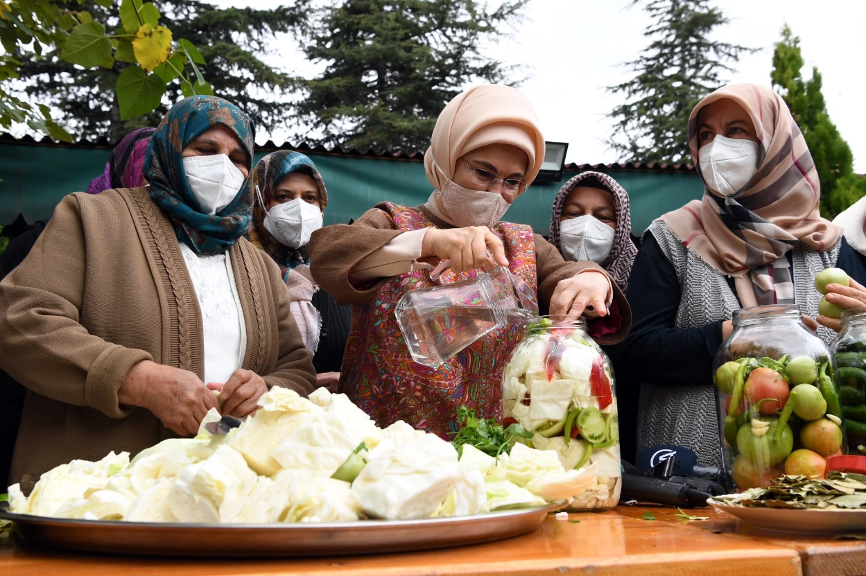Emine Erdoğan'dan turşu tarifi! Sirkeyle mi olur limonla mı?